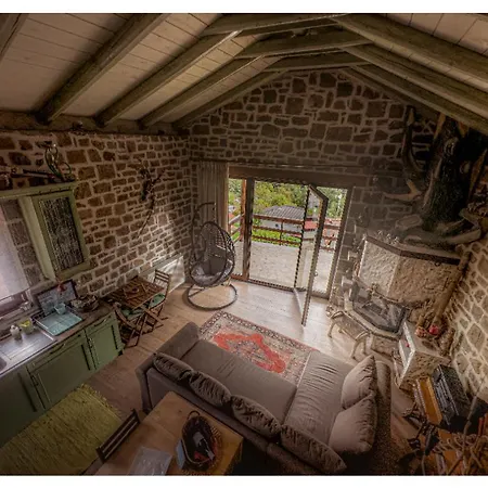 Chalé Fairytale Stone House Karpenísion